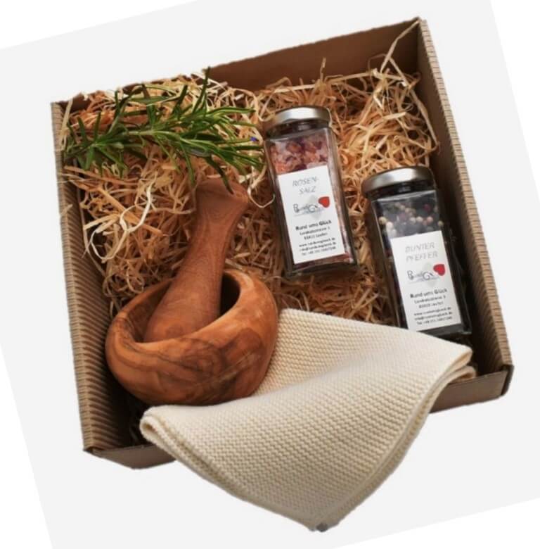 Geschenk Rosensalz, Bunter Pfeffer mit Olivenholzmörser und Solwangtuch Geschenk Rosensalz, Bunter Pfeffer mit Olivenholzmörser und Solwangtuch ist eine tolle nachhaltige Geschenkidee.