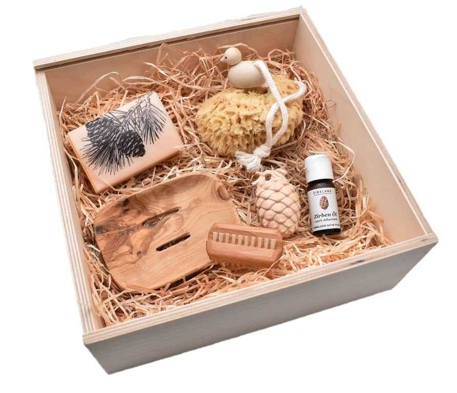 "Edles Bade-Set" Zirben Geschenk-Set "Edles Bade-Set" Zirben Geschenk-Set ist eine tolle nachhaltige Geschenkidee.