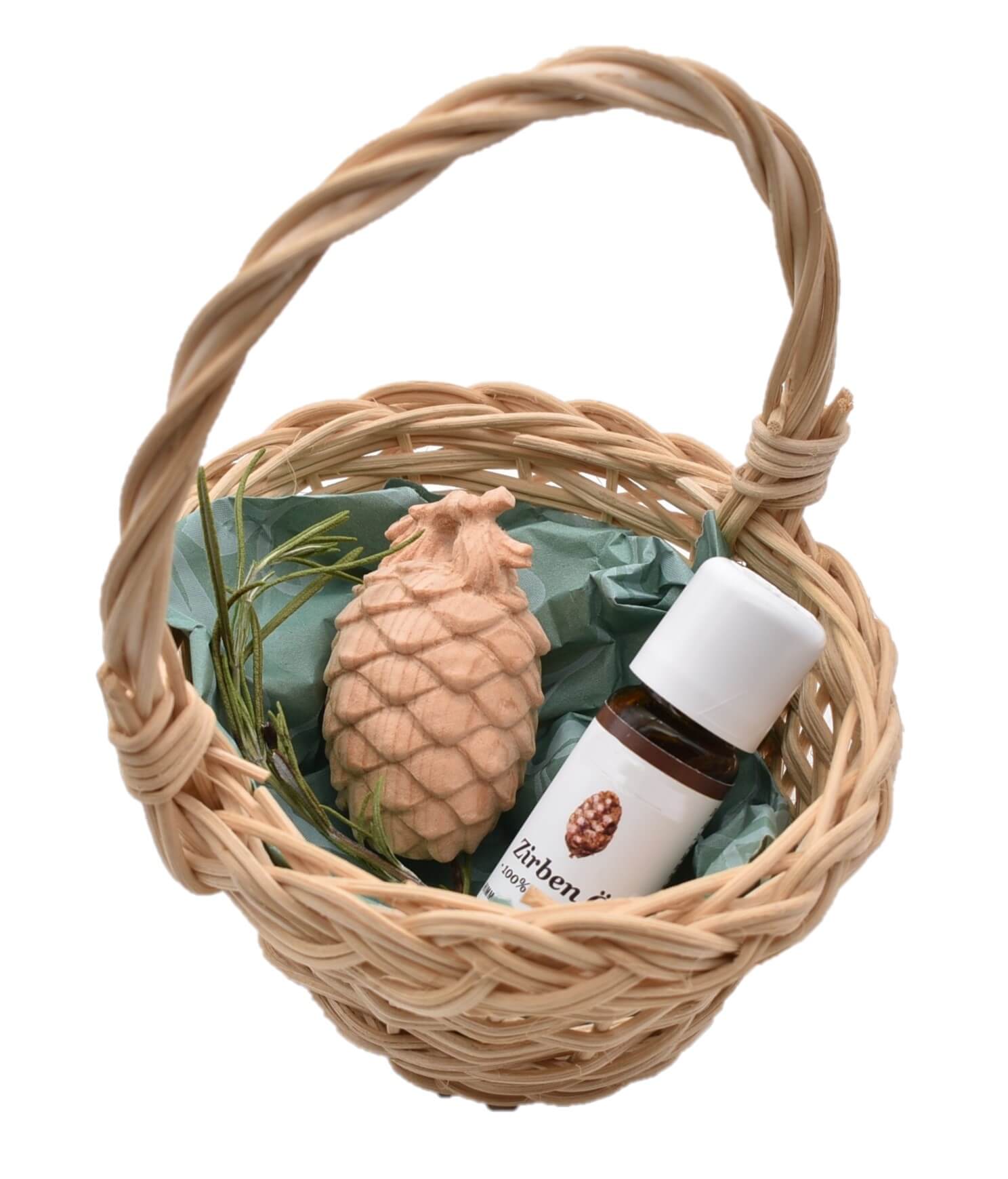 "Zirben Duft" in Geschenkkorb "Zirben Duft" in Geschenkkorb ist eine tolle nachhaltige Geschenkidee.
